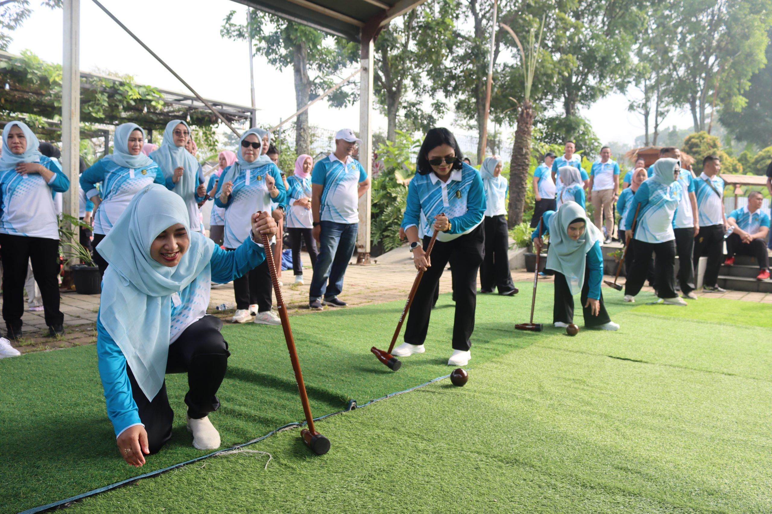 Memperingati Hari Ulang Tahun (HUT) satuan, Ibu Persit Dinas Pengadaan TNI AD mengadakan kegiatan olah raga bersama