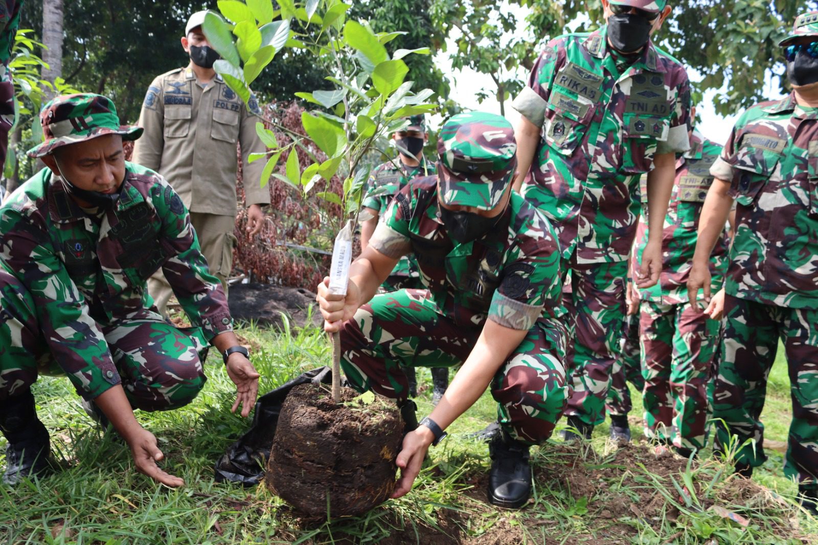 Karya Bakti perbaikan Lapangan Sepak Bola di daerah Jatiranggon Bekasi serta penanaman 30 pohon buah