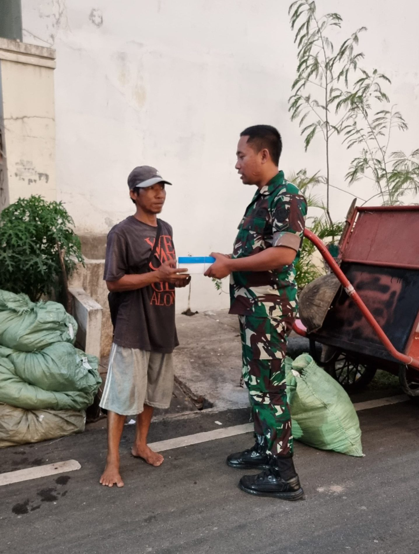 Jumat Berkah Dinas pengadaan TNI-AD, TNI hadir di tengah kesulitan masyarakat