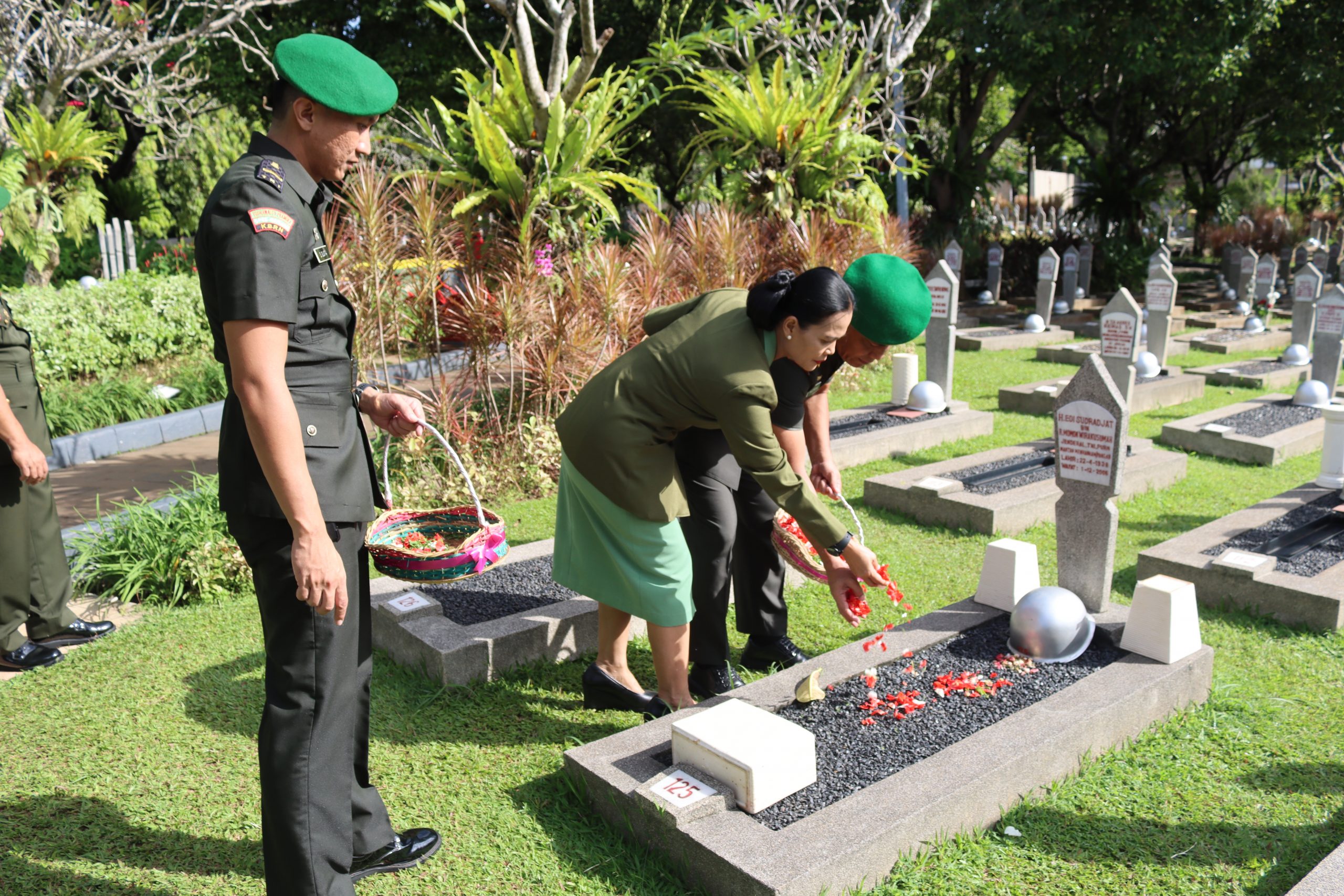 Memperingati Hari Ulang Tahun Ke-5 Anggota Disadaad melaksanakan ziarah di Taman Makam Pahlawan Nasional Kalibata