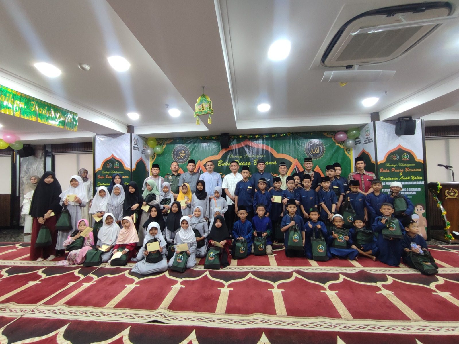 Berbagi Kebahagiaan Buka Puasa bersama dan pemberian santunan kepada anak-anak Yatim dari Yayasan Mizan Amanah kurang lebih 40 anak putra dan putri.